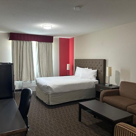 Ramada By Wyndham Estevan Экстерьер фото