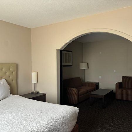 Ramada By Wyndham Estevan Экстерьер фото
