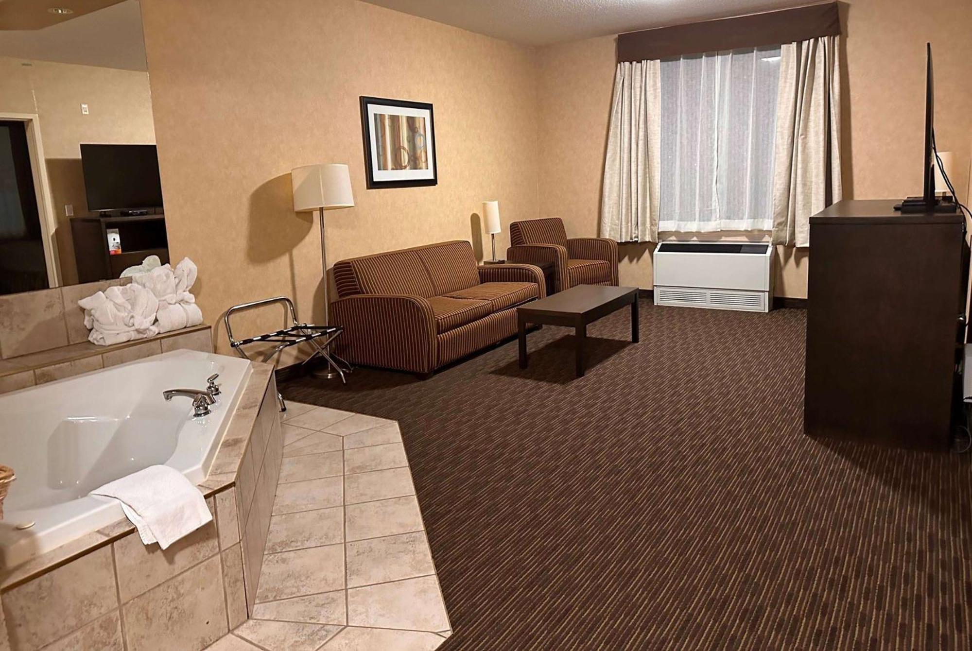 Ramada By Wyndham Estevan Экстерьер фото
