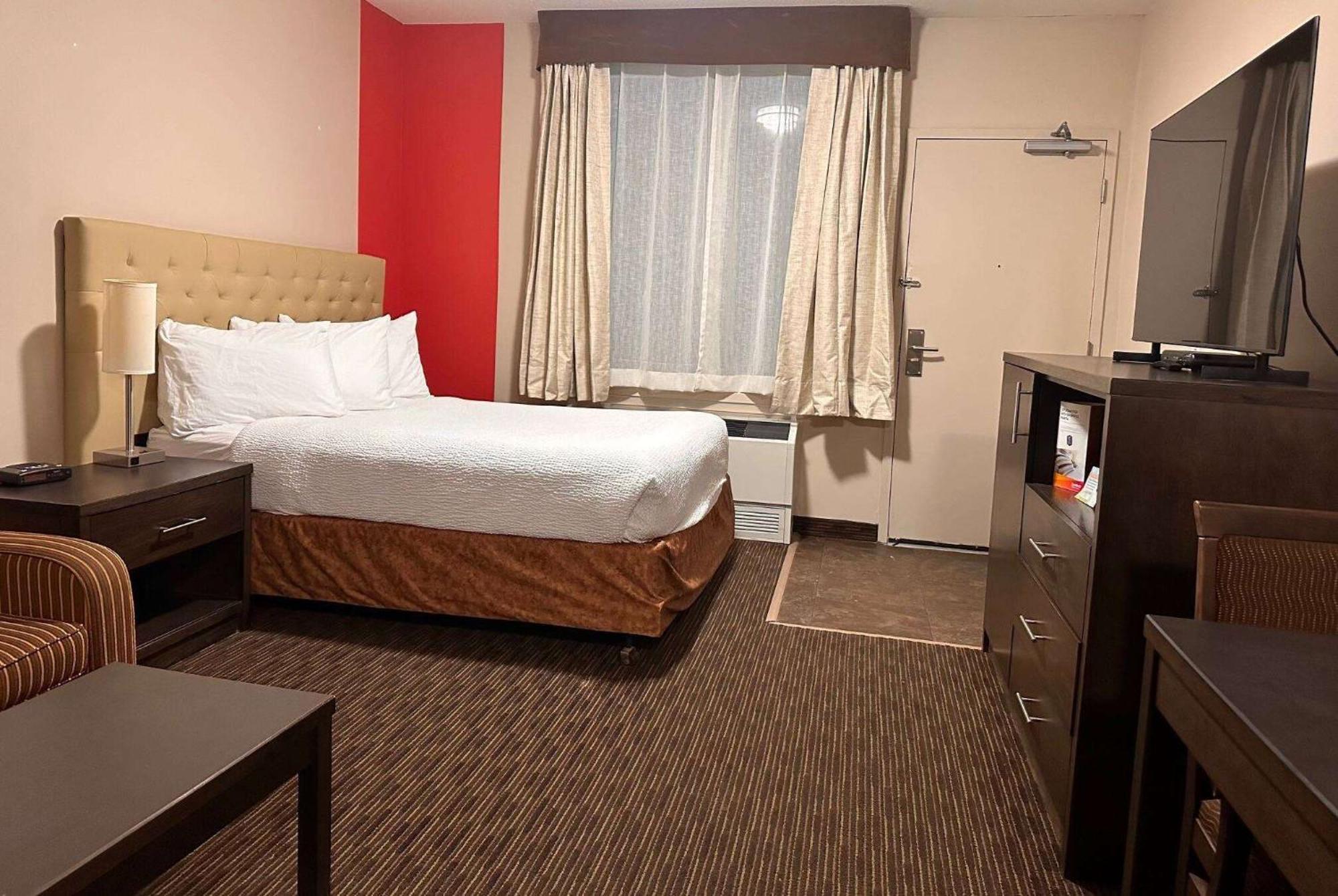 Ramada By Wyndham Estevan Экстерьер фото
