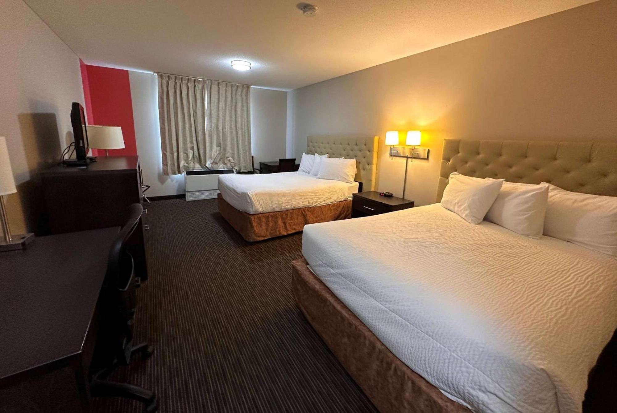 Ramada By Wyndham Estevan Экстерьер фото