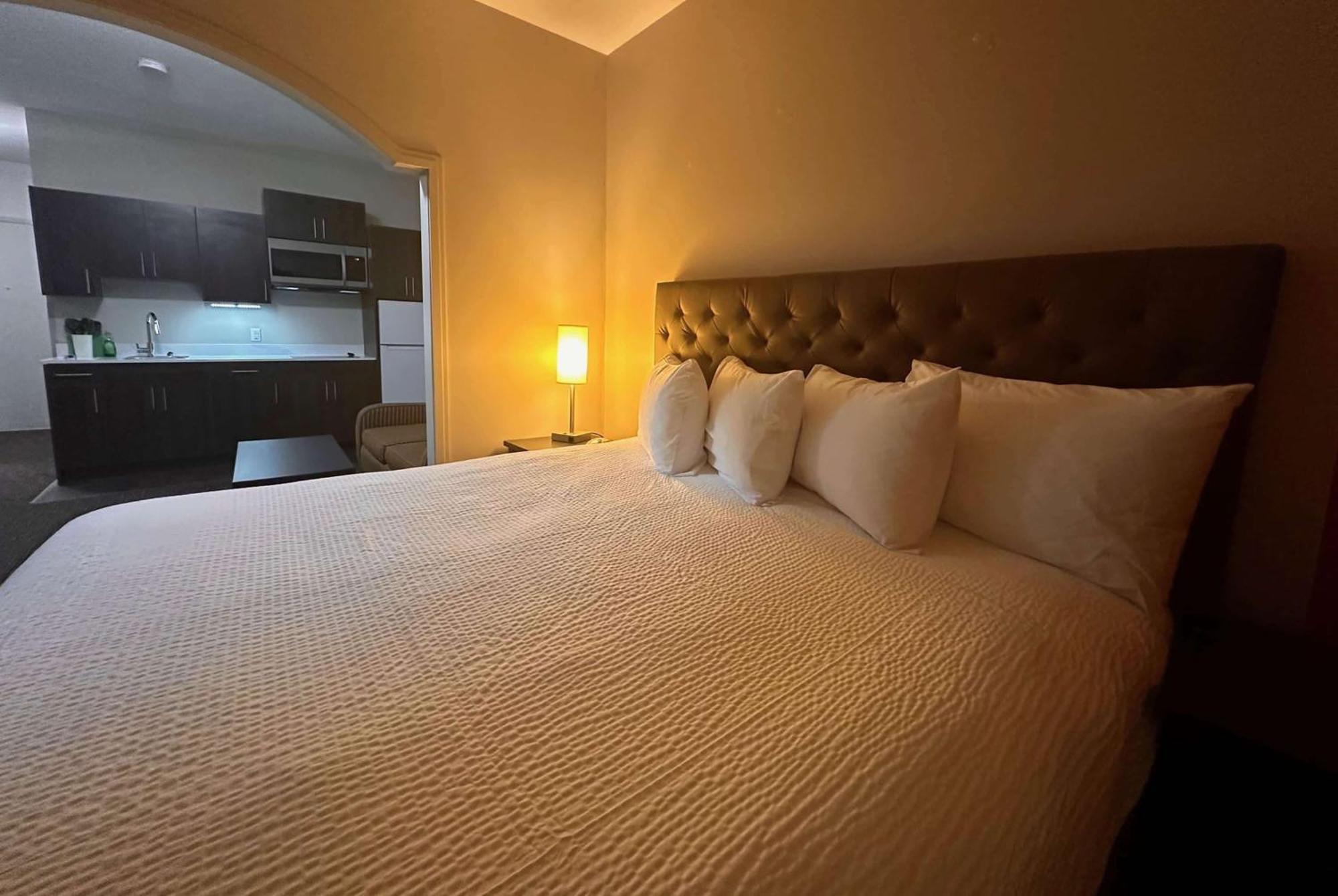 Ramada By Wyndham Estevan Экстерьер фото