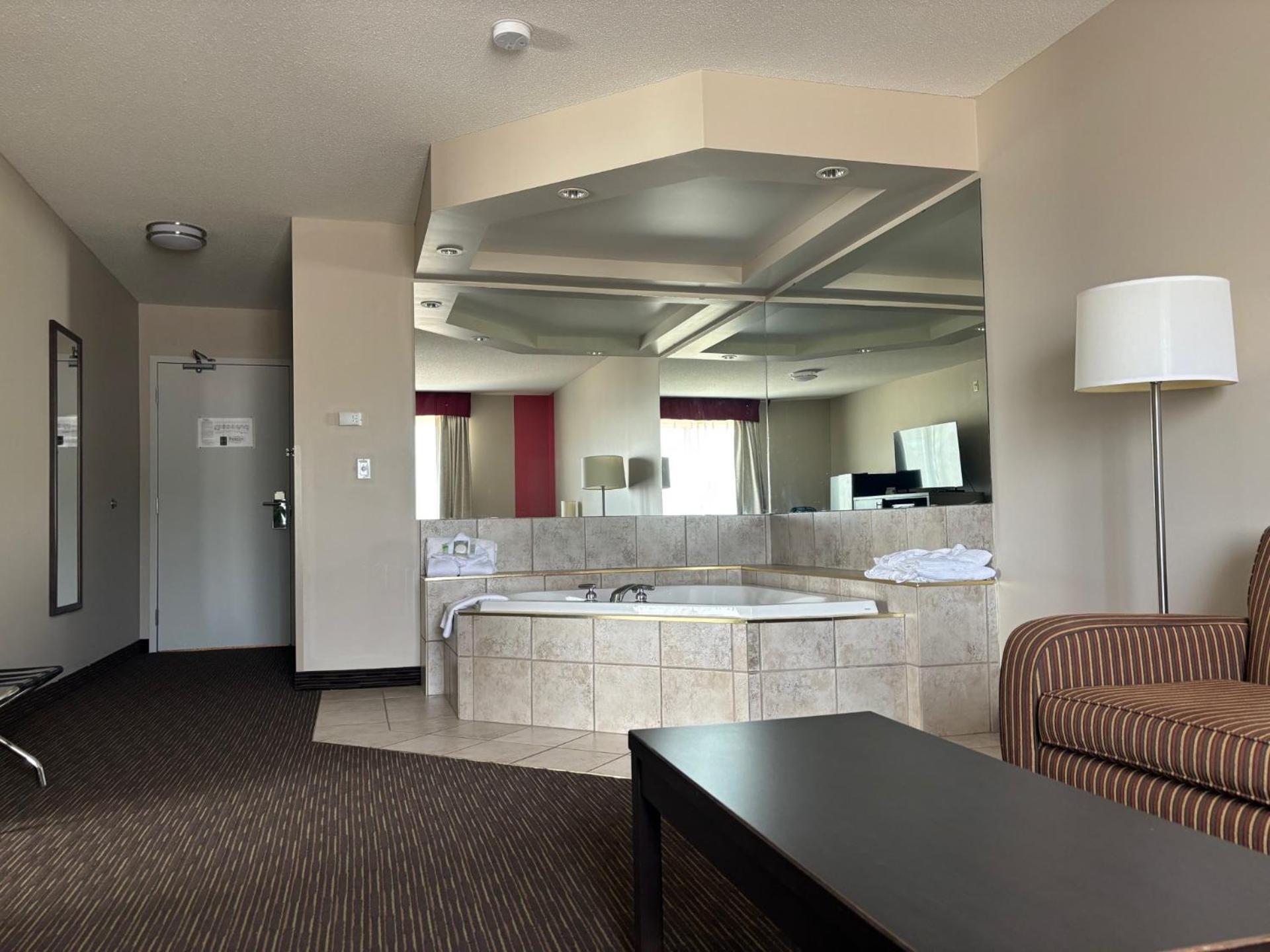 Ramada By Wyndham Estevan Экстерьер фото
