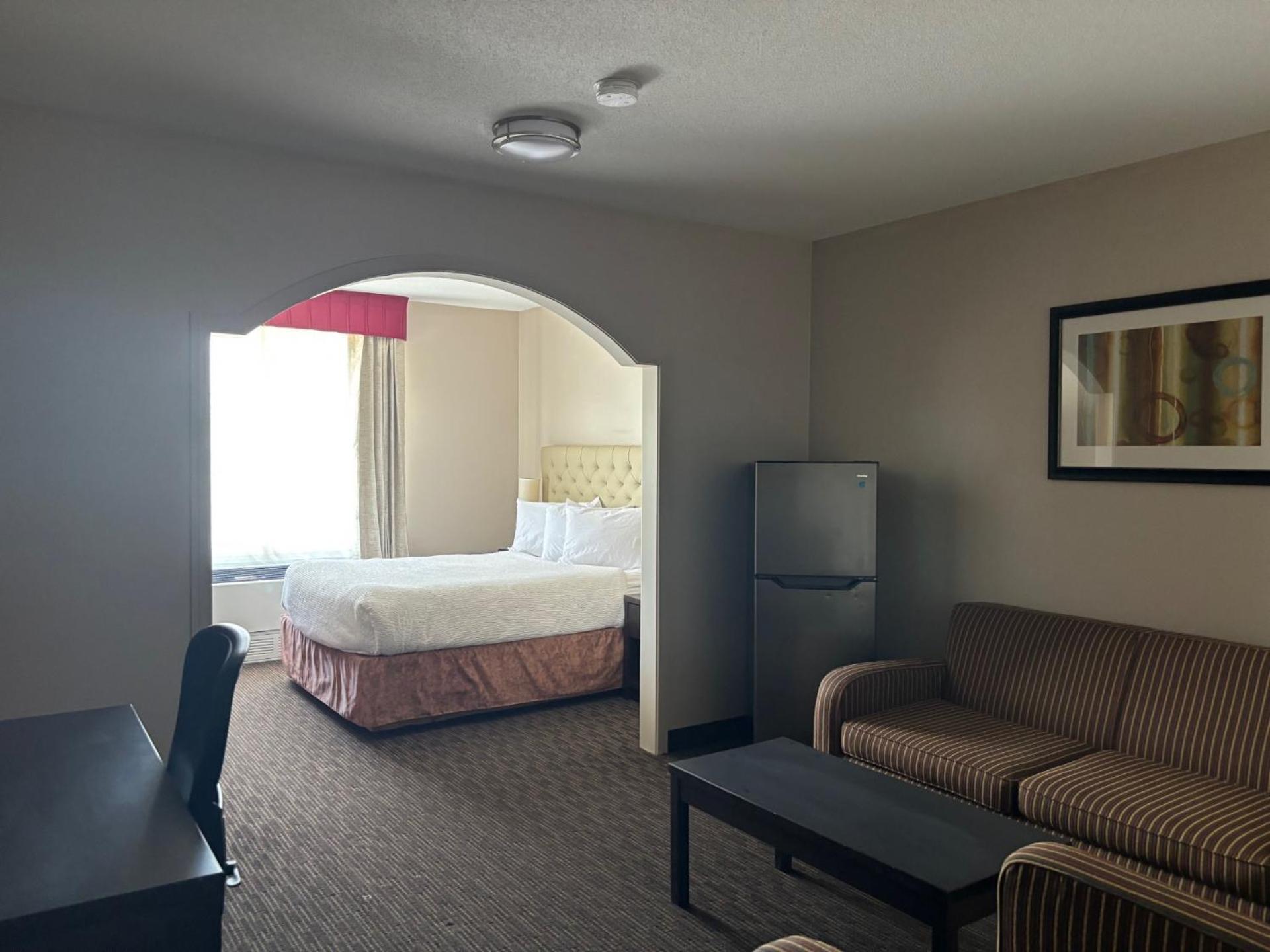 Ramada By Wyndham Estevan Экстерьер фото
