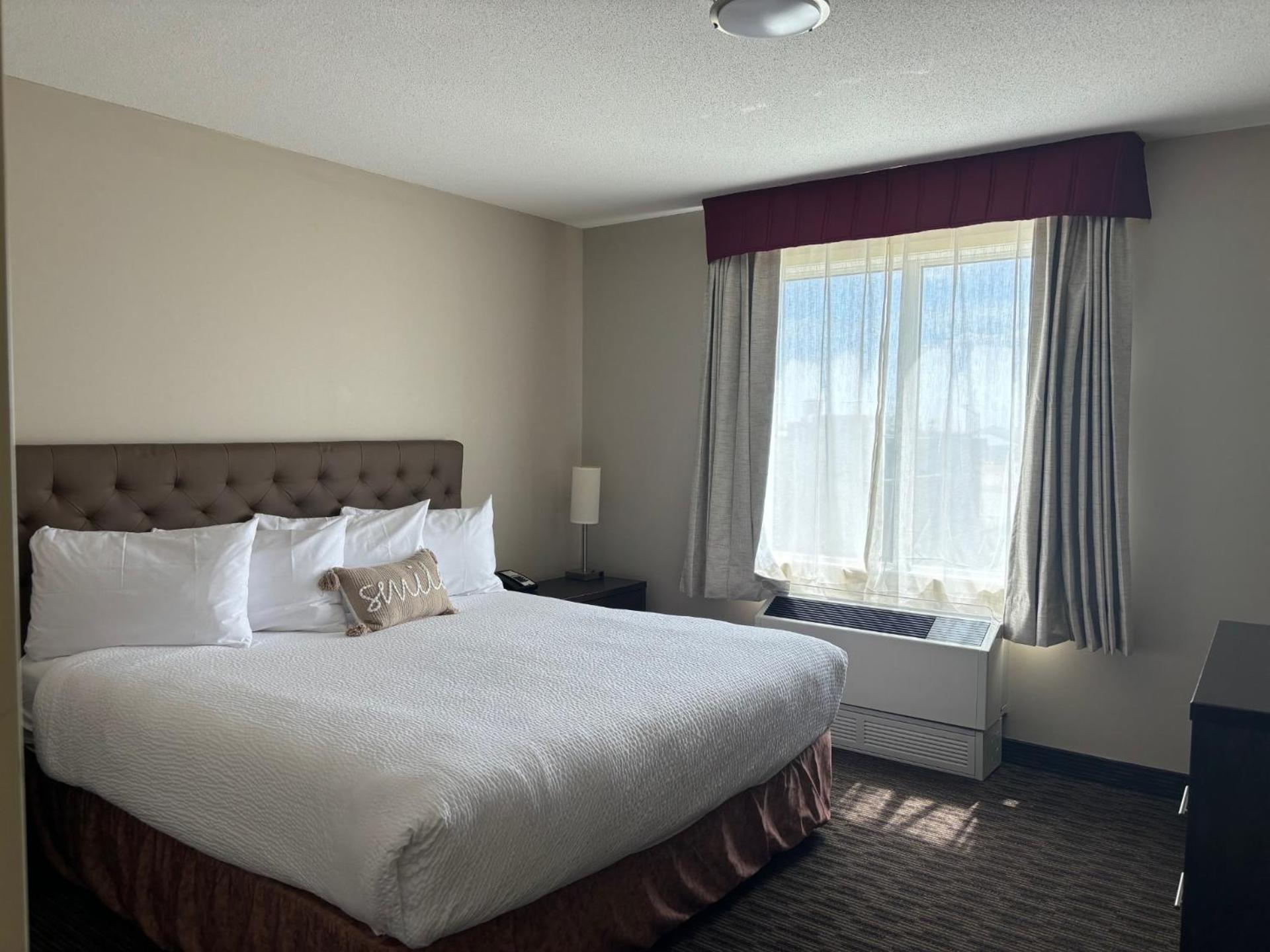Ramada By Wyndham Estevan Экстерьер фото