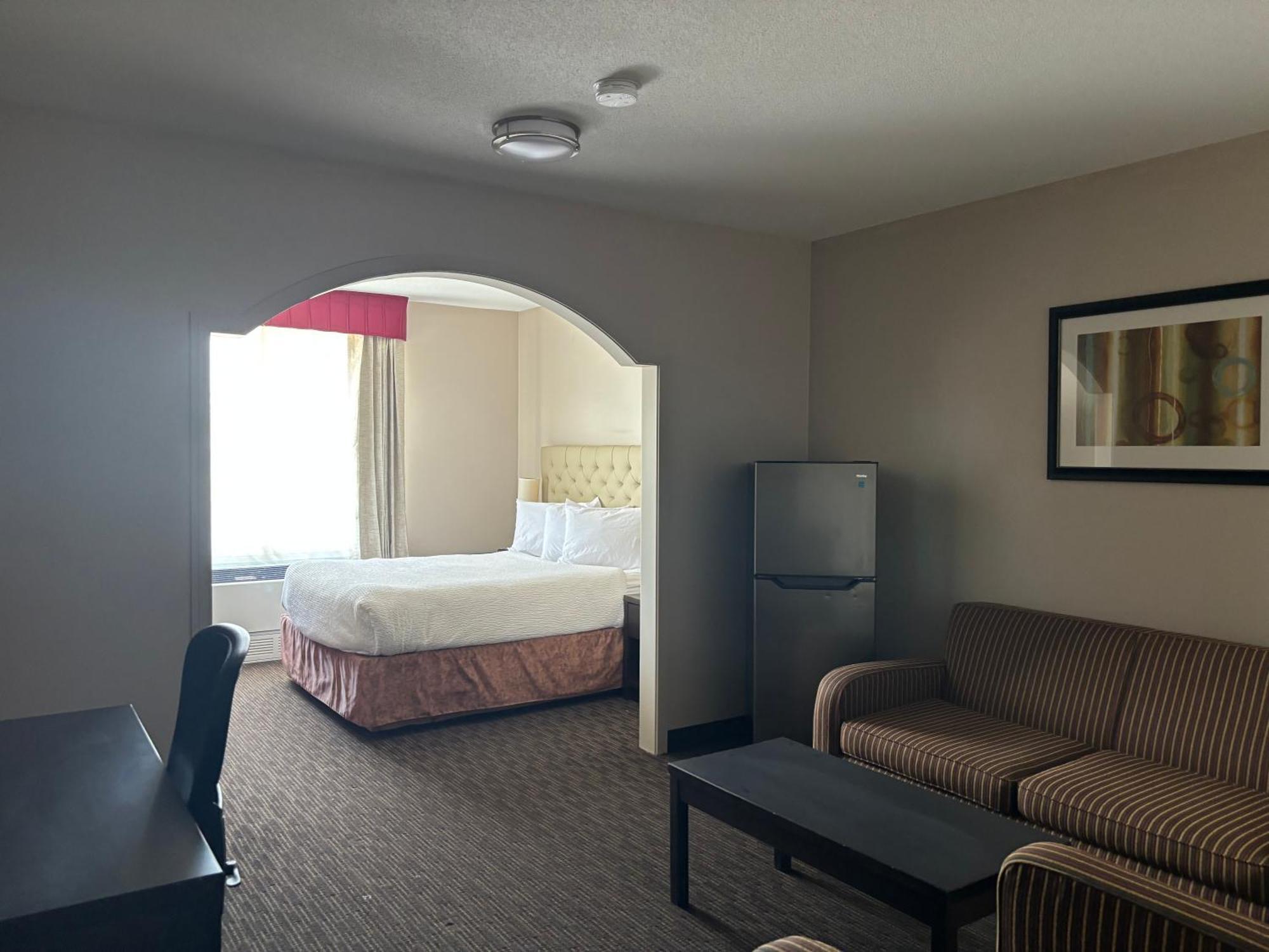 Ramada By Wyndham Estevan Экстерьер фото